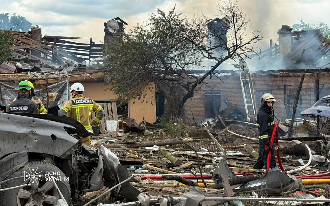 Equipo de emergencia en la región de Kyiv.