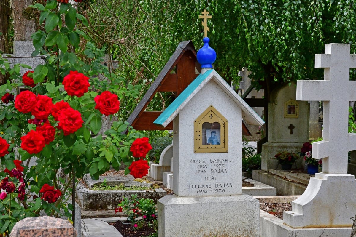 Cementerio Sainte Geneviève des Bois - Fuente: Depositphotos