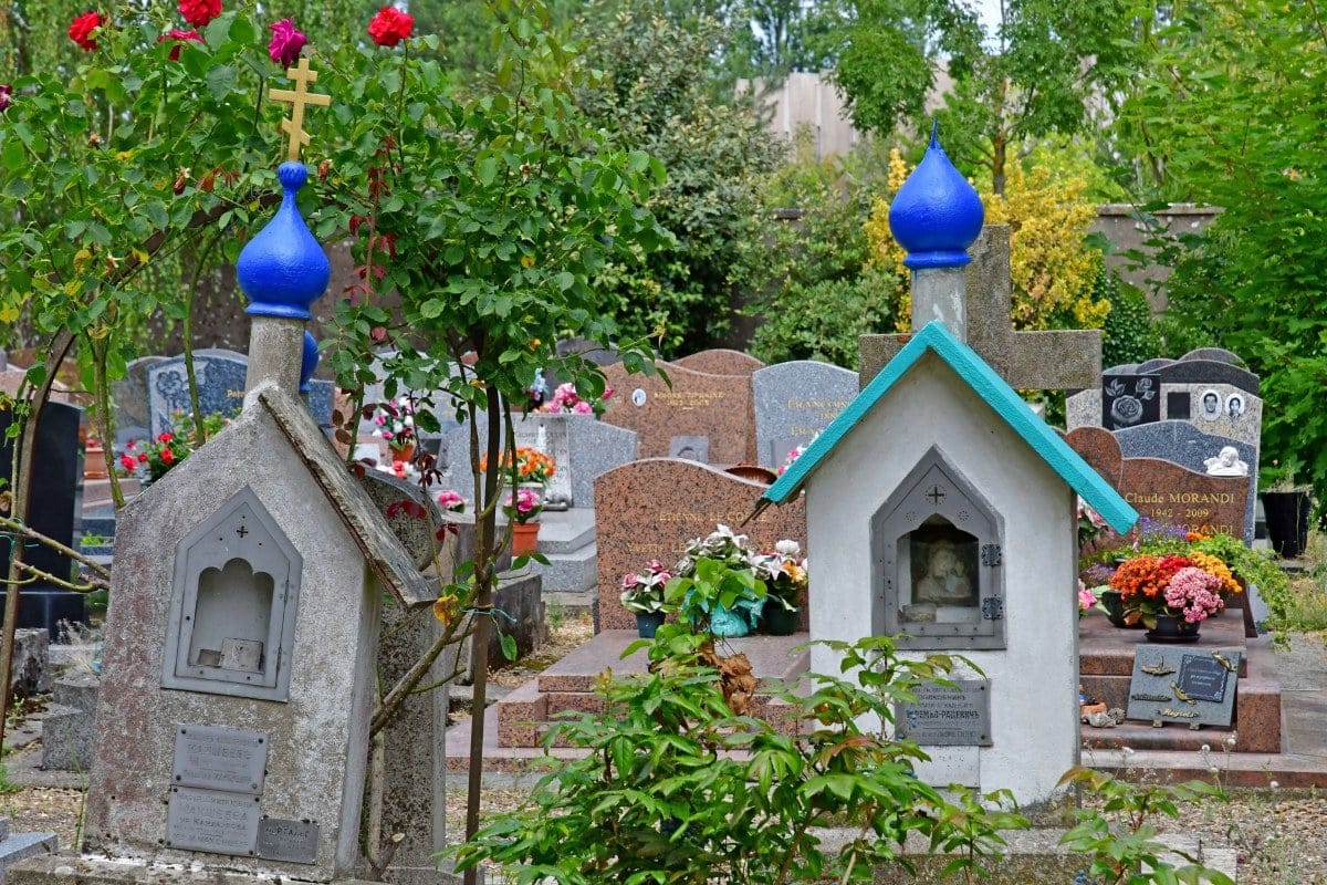 Cementerio Sainte Geneviève des Bois - Fuente: Depositphotos
