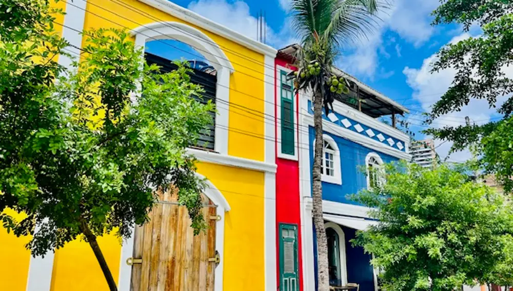 Casas coloridas cerca del Muelle de los Ingleses en el centro histórico de Fortaleza