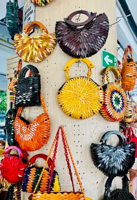 Artesanías en el Mercado de Fortaleza, cerca de la Catedral