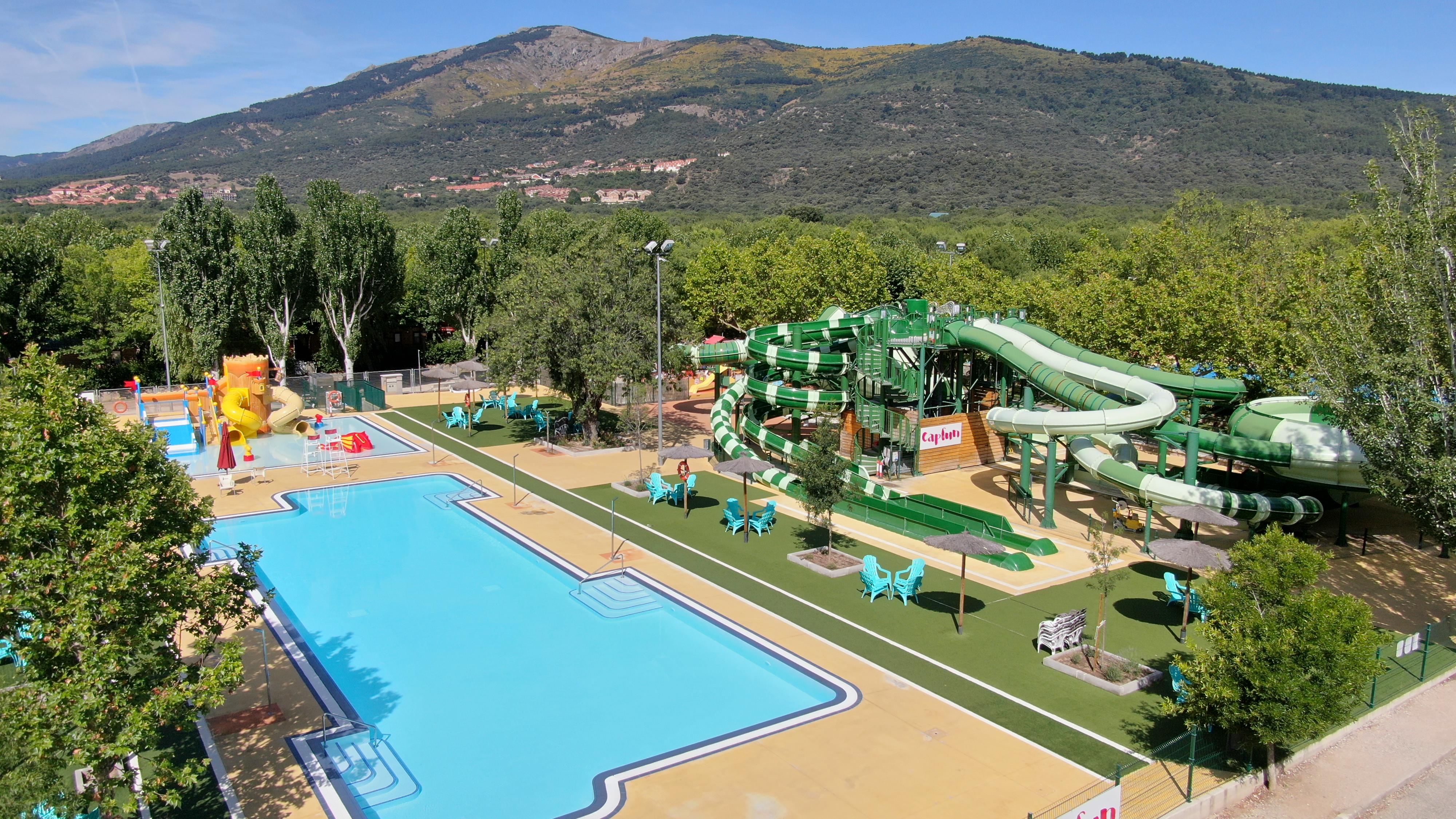 El complejo dispone de bungalows equipados con cocina, baño y terraza, además de varias piscinas exteriores, una de ellas climatizada.