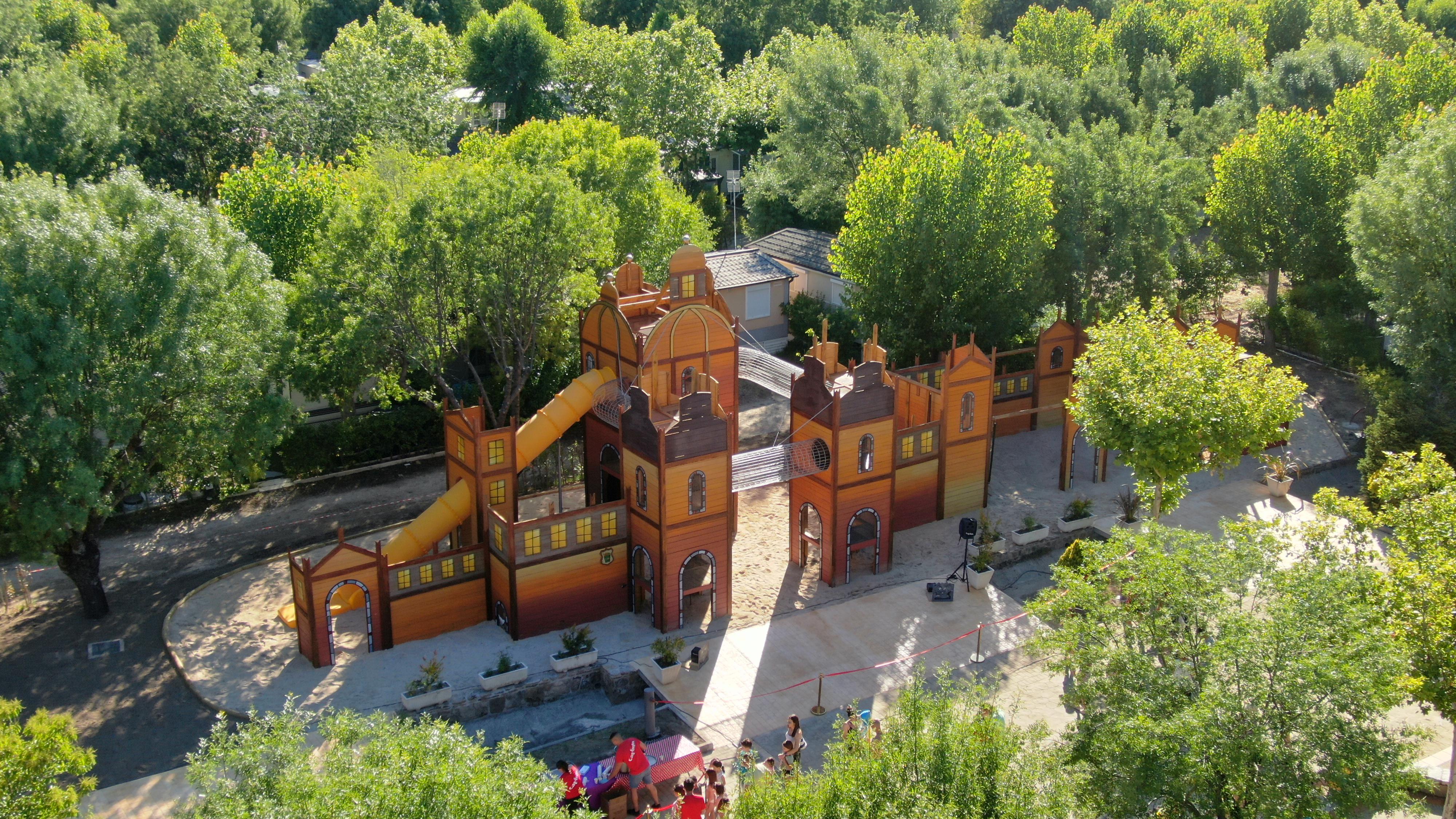 Las zonas de ocio infantil son un atractivo imprescindible para que las familias puedan disfrutar no sólo del entorno, sino también de las propias instalaciones del camping.