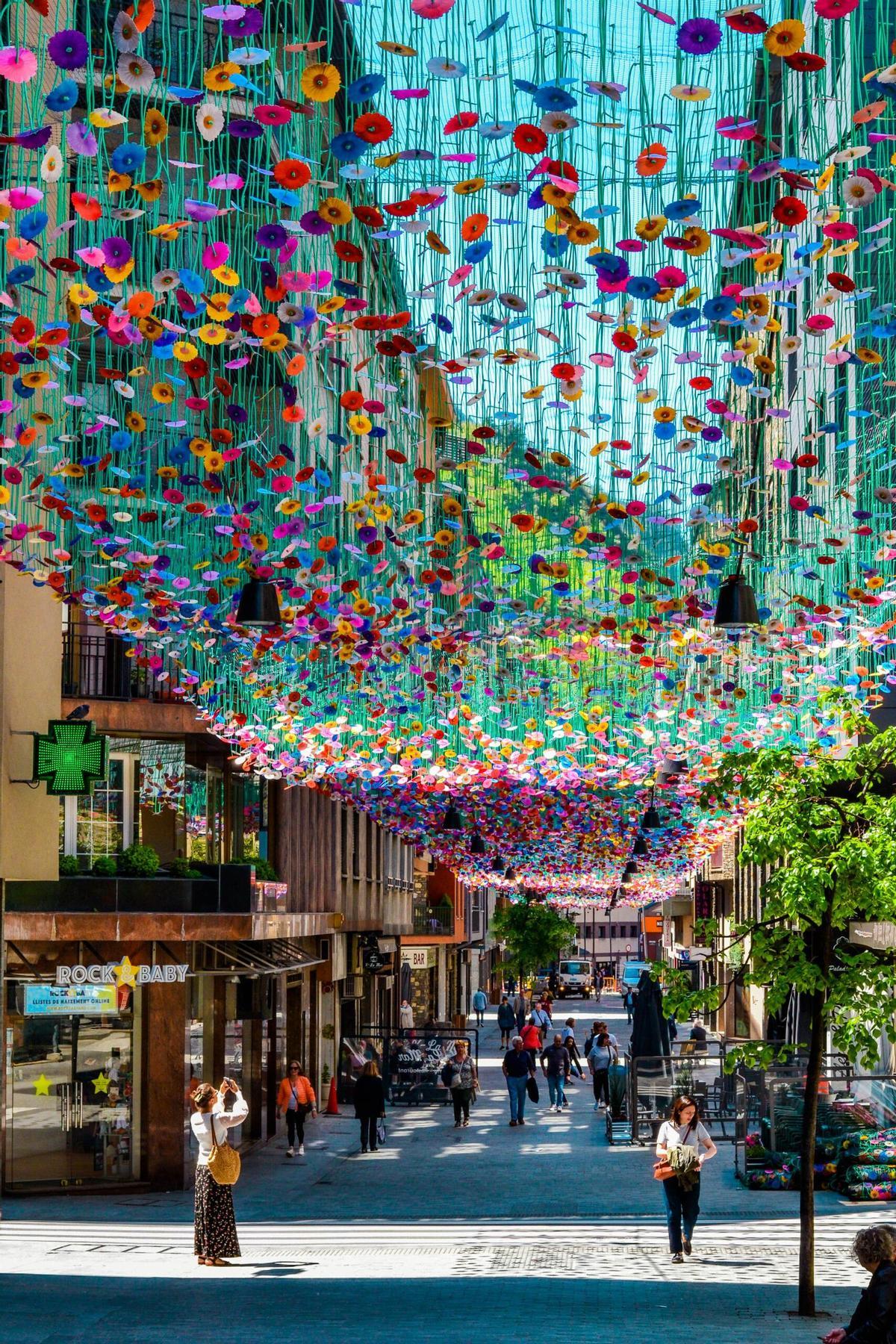 Vista de uno de los "sombreros magicos" instalado por Ximenez en la Calle Callaueta (2022) en Andorra la Vella (Andorra).
