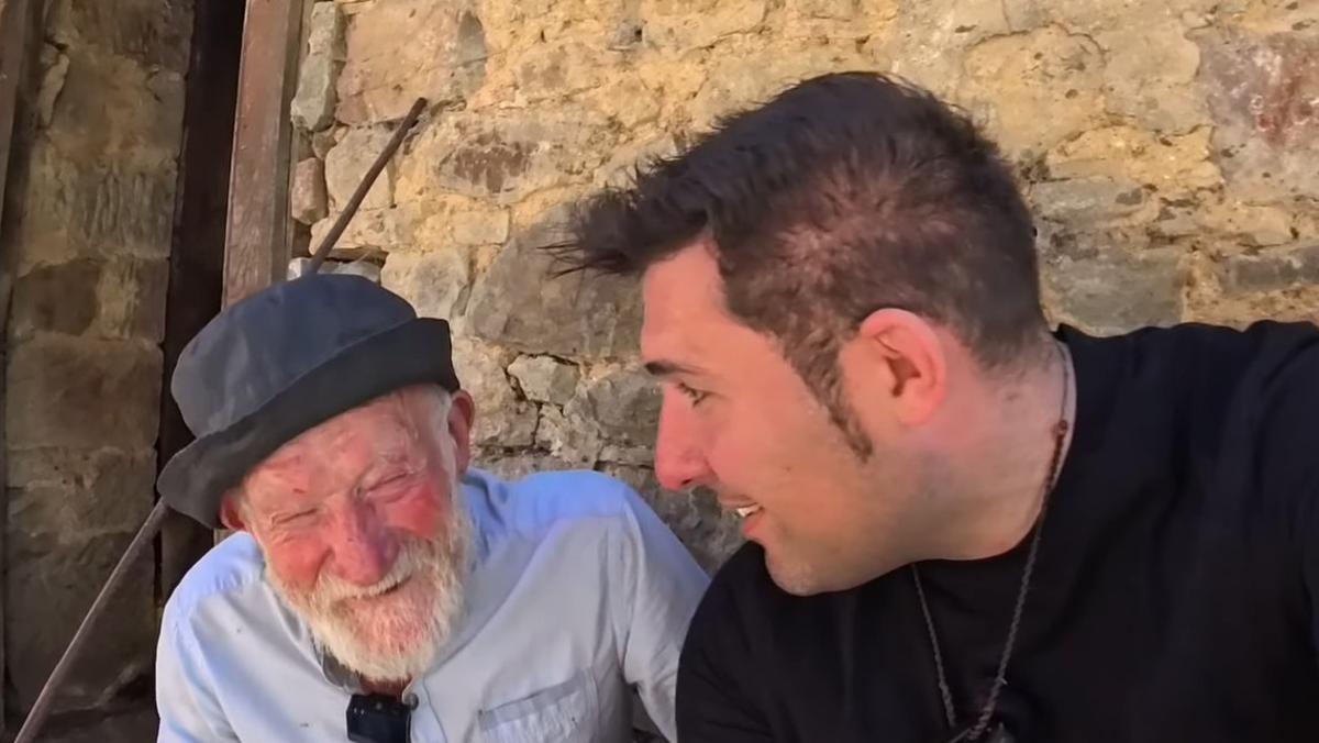 Federico y Álvaro charlando en un pueblo en plena montaña de Asturias.