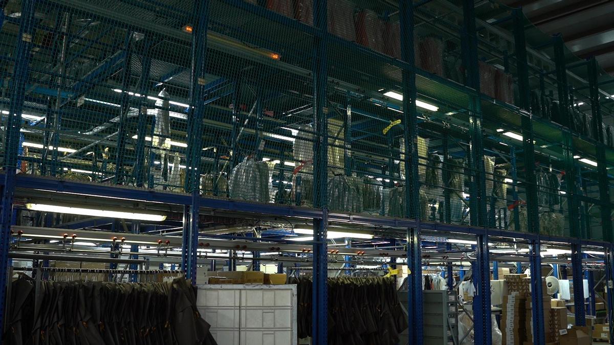 Zona de colgadores en el centro logístico adjunto.