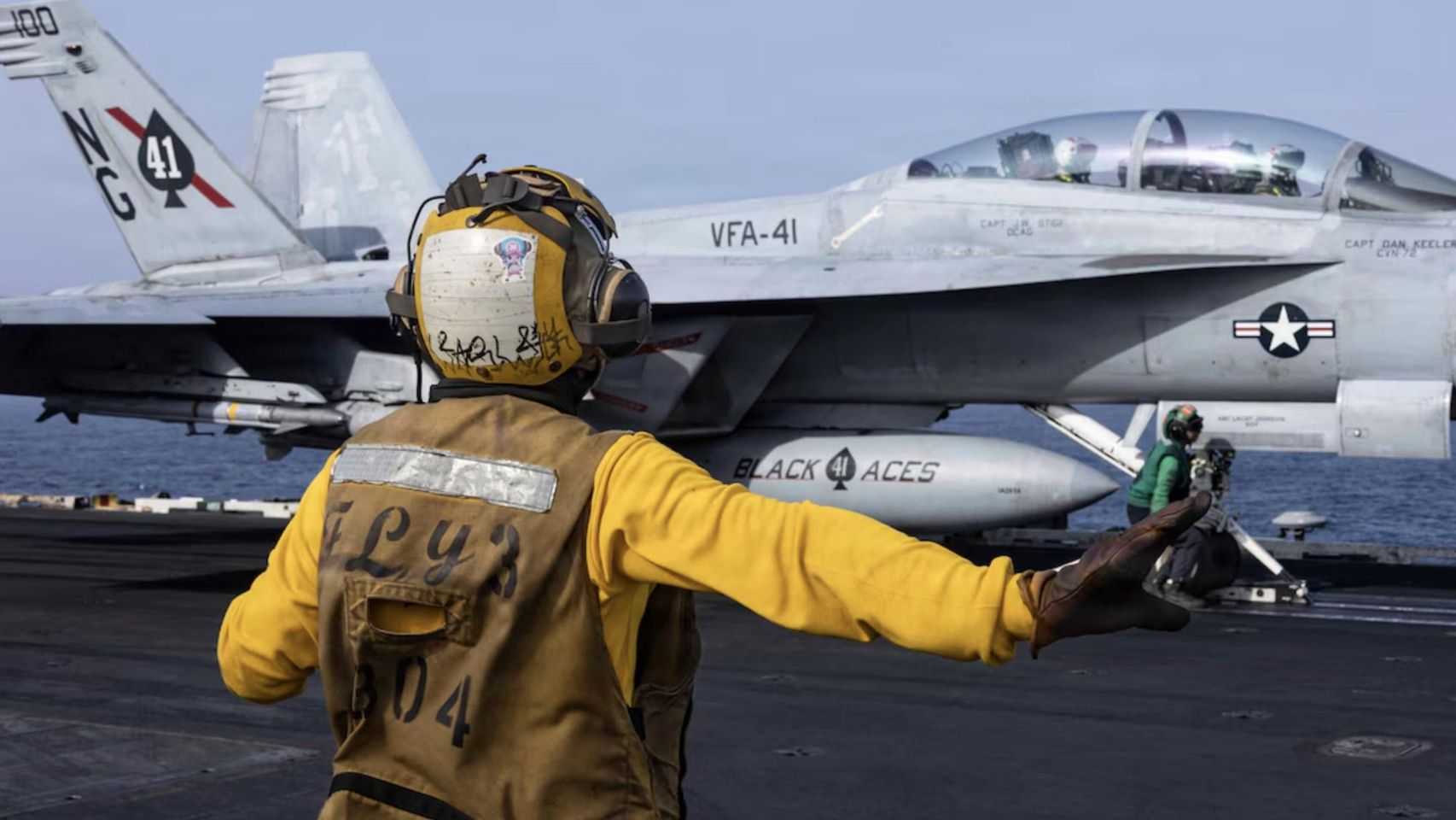 Un F/A-18F Super Hornet del Strike Fighter Squadron (VFA-41) se prepara para despegar del portaaviones clase Nimitz USS Abraham Lincoln (CVN-72) el 25 de junio de 2026.