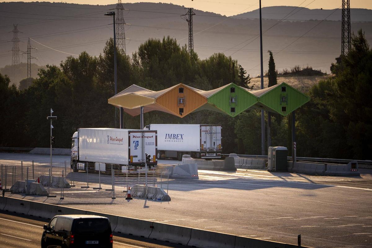 Autopista AP-7 en el antiguo peaje, entre Granollers y La Roca del Vallès.