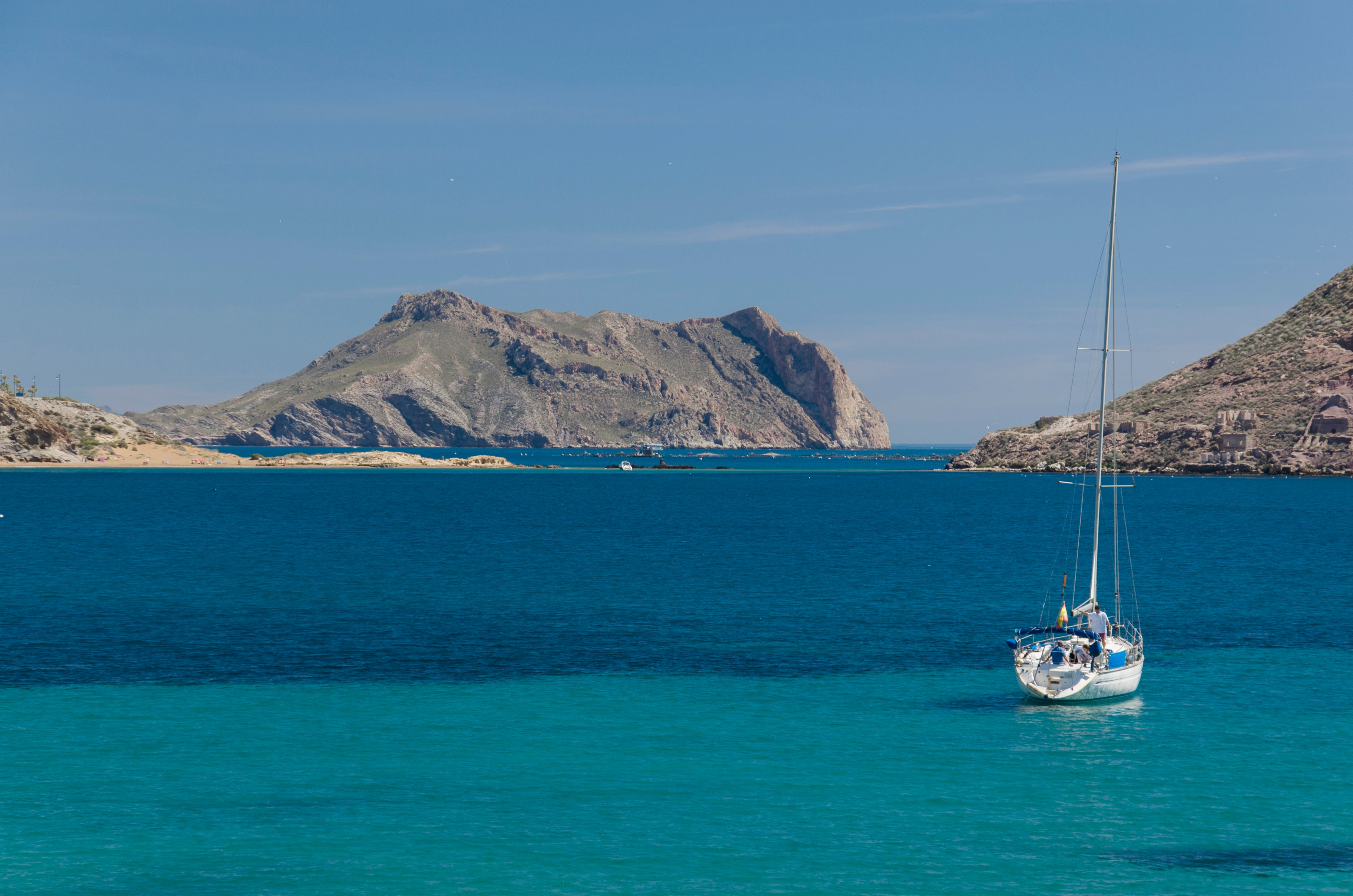 Las tranquilas aguas de la costa de Águilas invitan al fondeo y al descanso.