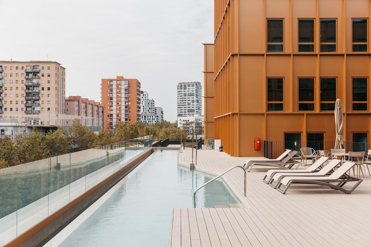 Imagen de la piscina del Aparto Barcelona Pallars.
