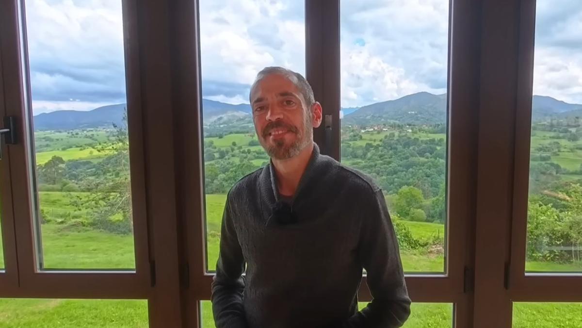 Axel, como en casa, con impresionantes vistas a la montaña de Asturias.