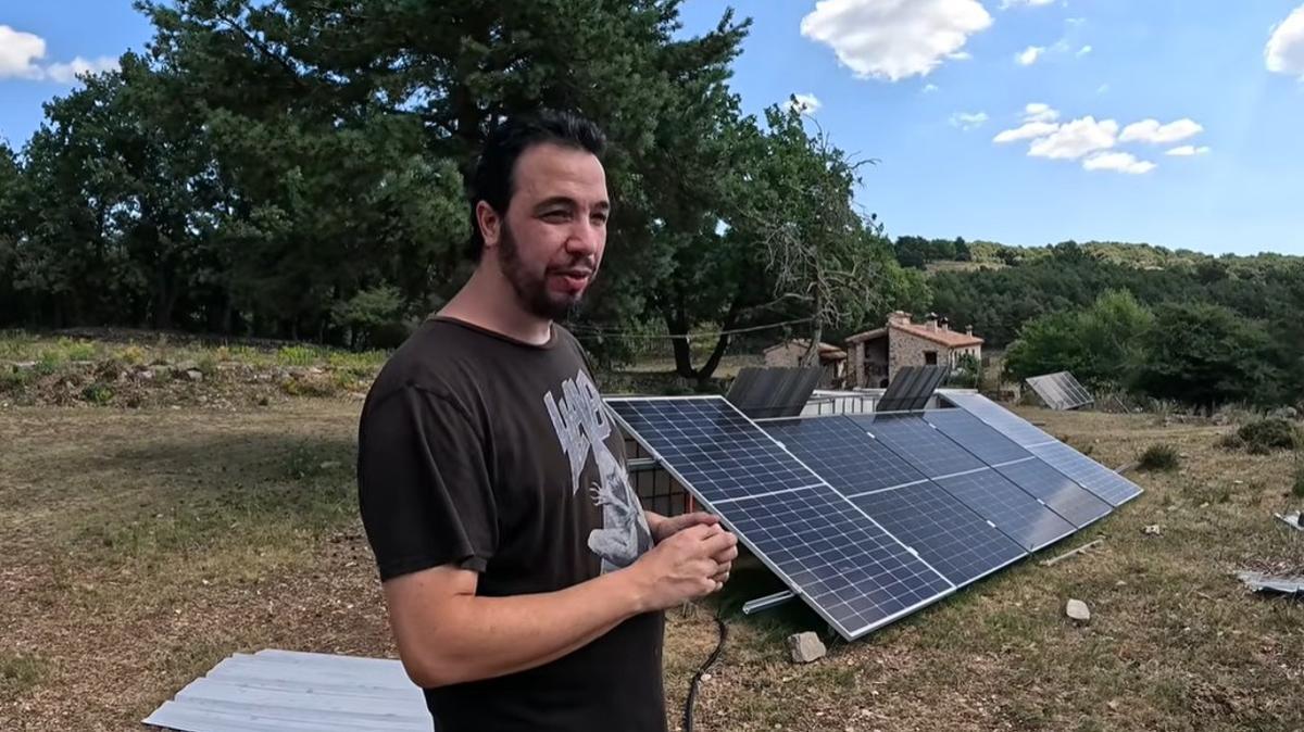 José mostrando los paneles solares de su casa.
