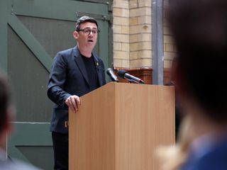 Andy Burnham pronuncia su discurso en el Museo de Historia del Pueblo de Manchester.