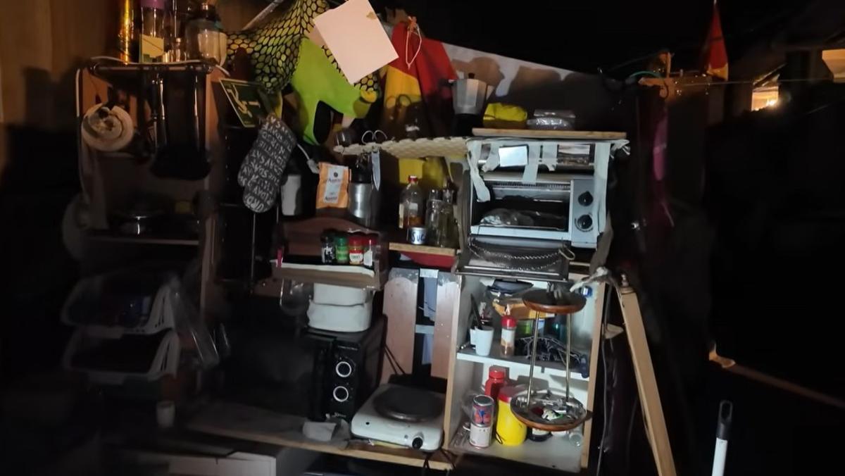 La cocina con microondas, que Manuel tiene en el túnel.