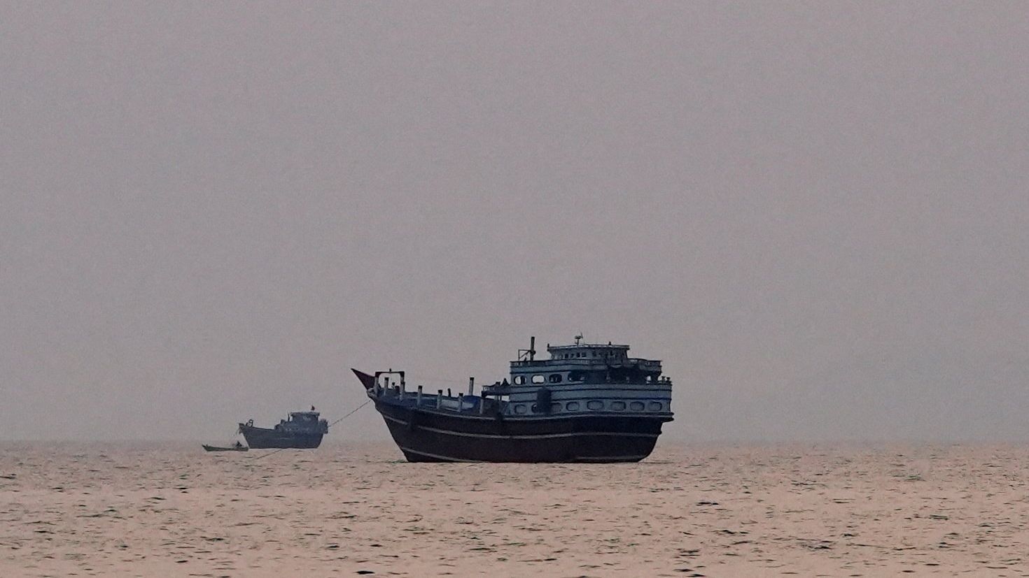 Barco en el Estrecho de Ormuz.