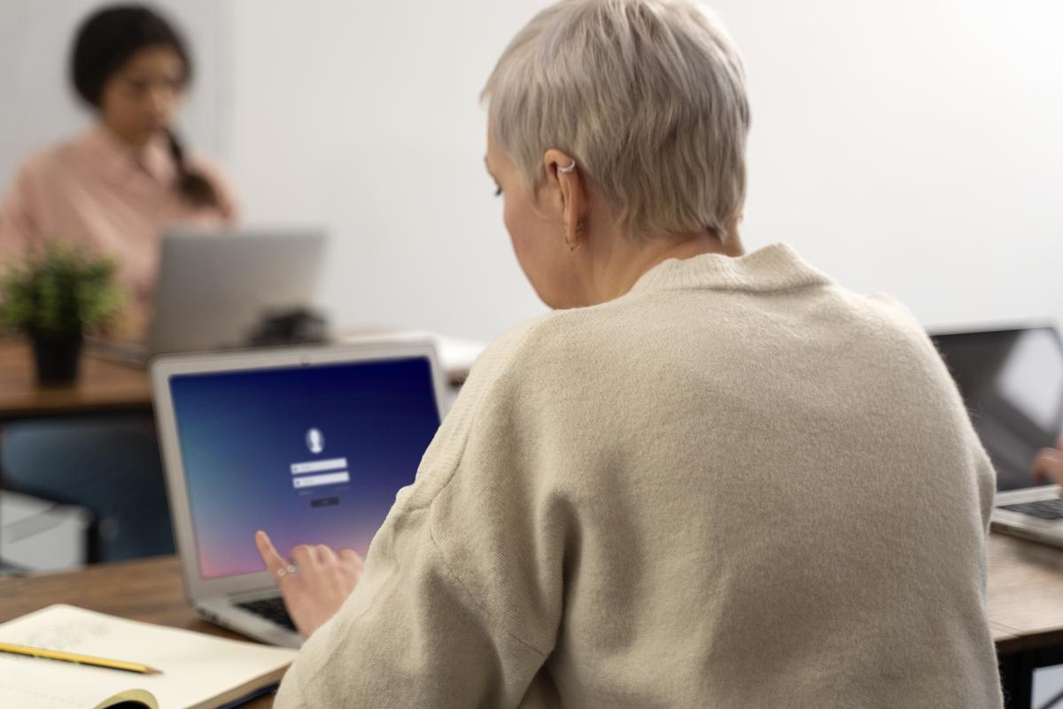 Una mujer jubilada consulta su computadora