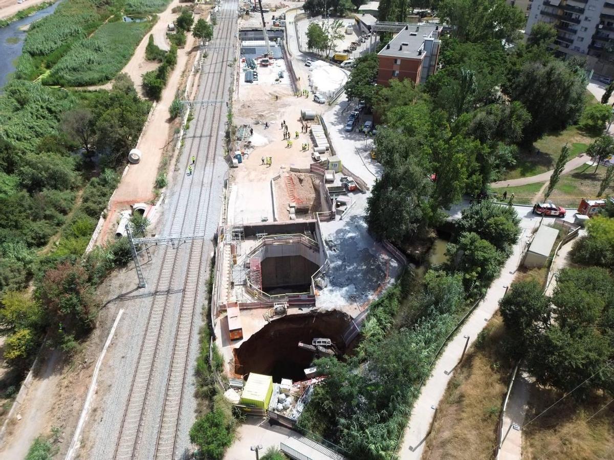 Imagen donde se puede ver la grúa caída en uno de los pozos de las obras funerarias de Montcada