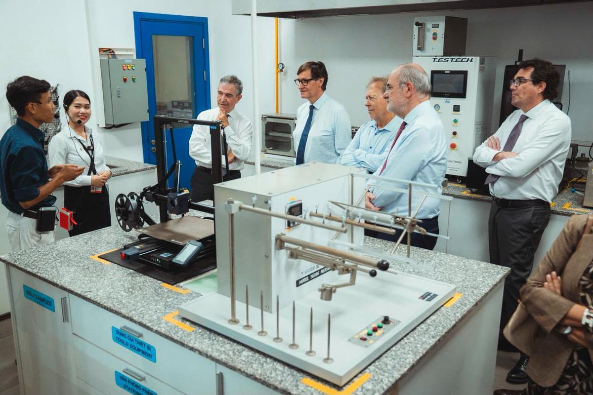 El presidente de la Generalitat, Salvador Illa, durante su visita a la fábrica de Relats, en Da Nang, Vietnam.