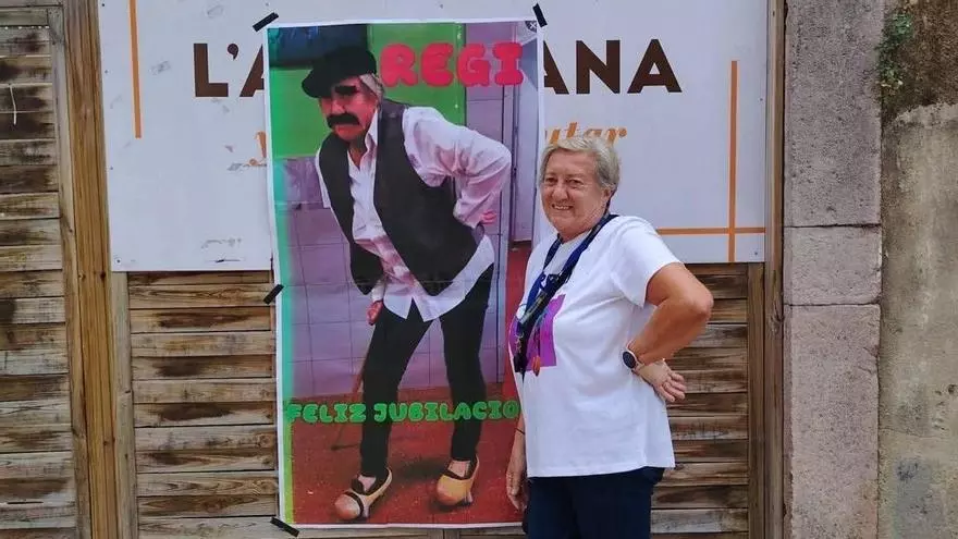 Sorpresa para una vecina de El Casal que se jubila: fiesta con charangas en las calles de Grado