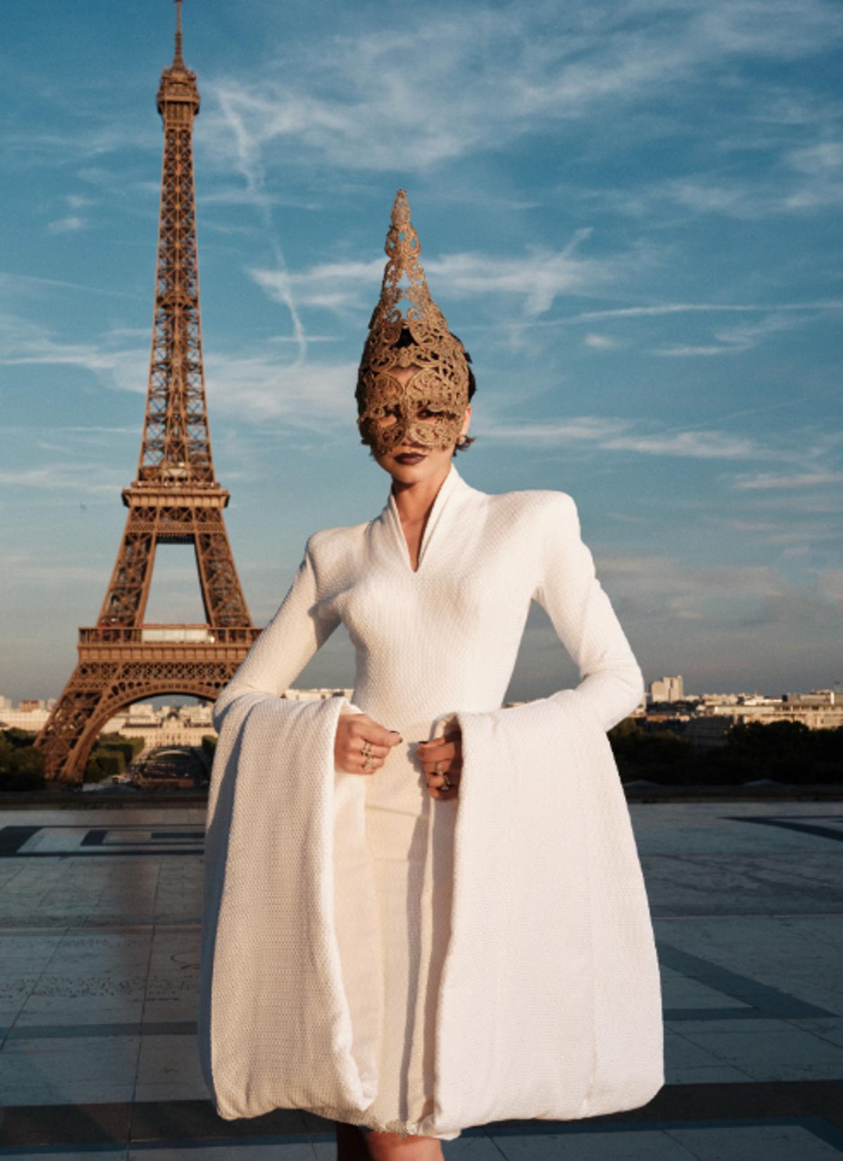 Zendaya, en París, con un vestido de alta costura de Givenchy primavera 1997, perteneciente al debut de Alexander McQueen en la casa.