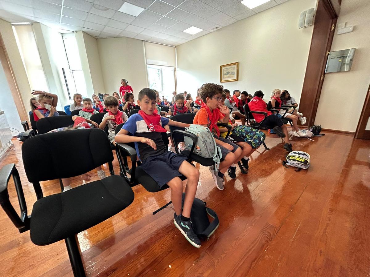 EN FOTOS: Los jóvenes participantes de la Escuela de Vacaciones de Corvera visitan el Ayuntamiento EN FOTOS: Los jóvenes participantes de la Escuela de Vacaciones de Corvera visitan el Ayuntamiento