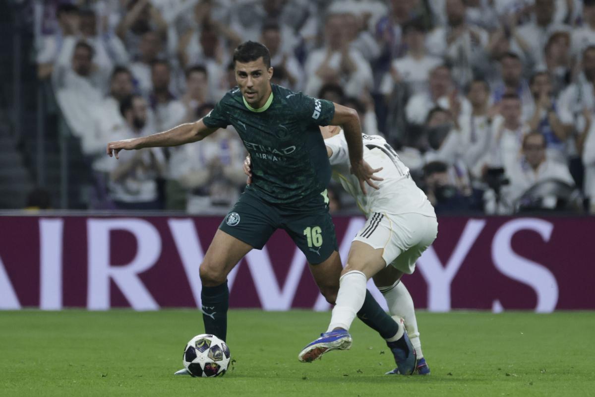 El centrocampista español del Manchester City, Rodri (i), toma el balón contra el delantero turco del Real Madrid, Arda Guler, durante el partido correspondiente a la ida de los octavos de final de la Liga de Campeones entre el Real Madrid y el Manchester City del año pasado.
