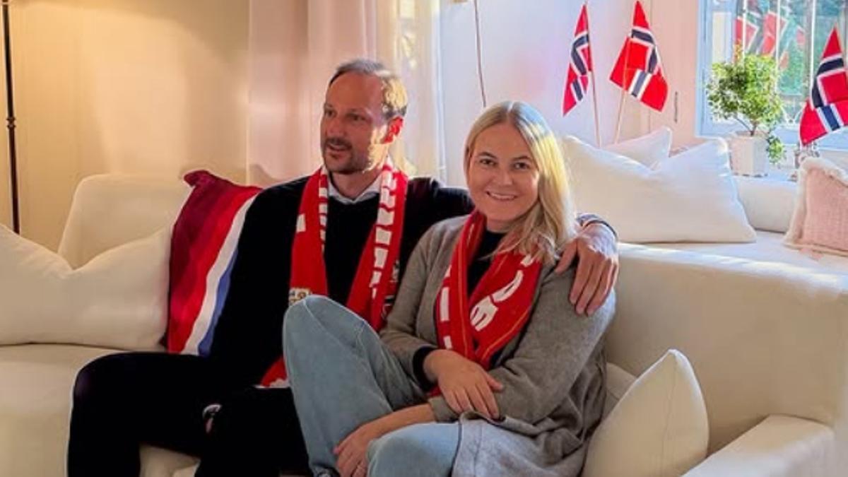 Los noruegos Mette-Marit y Haakon siguieron desde el Palacio la histórica victoria de su equipo contra Brasil.