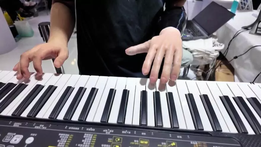 Una mano biónica permite a personas con amputaciones tocar el piano