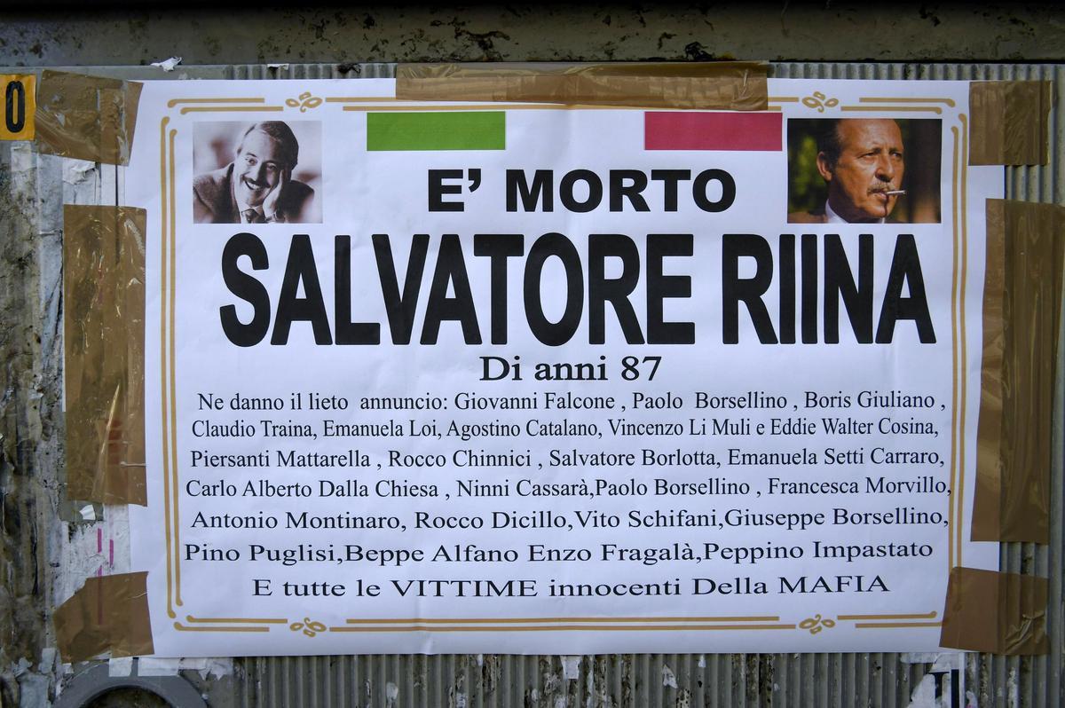 Vista de una esquela de Riina, que contiene los nombres de varias personas asesinadas por la mafia en Ercolano (Italia). // EfeArchivo Fotografía del 28 de febrero de 1993 que muestra a Totó Riina (c.), en su primer juicio. // EfeVista de una esquela de Riina, que contiene los nombres de varias personas asesinadas por la mafia en Ercolano (Italia). // EfeArchivo Fotografía del 28 de febrero de 1993 que muestra a Totó Riina (c.), en su primer juicio. // EfeTRA02 ERCOLANO (ITALIA), 17/11/2017.- Vista de un obituario del exjefe supremo de la Cosa Nostra, la mafia siciliana, Totó Riina, que contiene los nombres de varias personas asesinadas por la mafia en Ercolano (Italia) hoy, 17 de noviembre de 2017. El exjefe supremo de la Cosa Nostra, la mafia siciliana, Totó Riina, ha fallecido esta mañana en prisión de Parma (norte) a la edad de 87 años, informó hoy el periódico italiano "la república". El que fue "jefe de jefes" El mafioso fue condenado a 13 cadenas perpetuas por los múltiples asesinatos que ordenó, incluido el de los magistrados Giovanni Falcone y Paolo Borselino en 1992. EFE/CIRO FUSCO MUERE EL EX JEFE DE LA COSA NOSTRA, LA MAFIA SICILIANA. MAFIA. ITALIA,