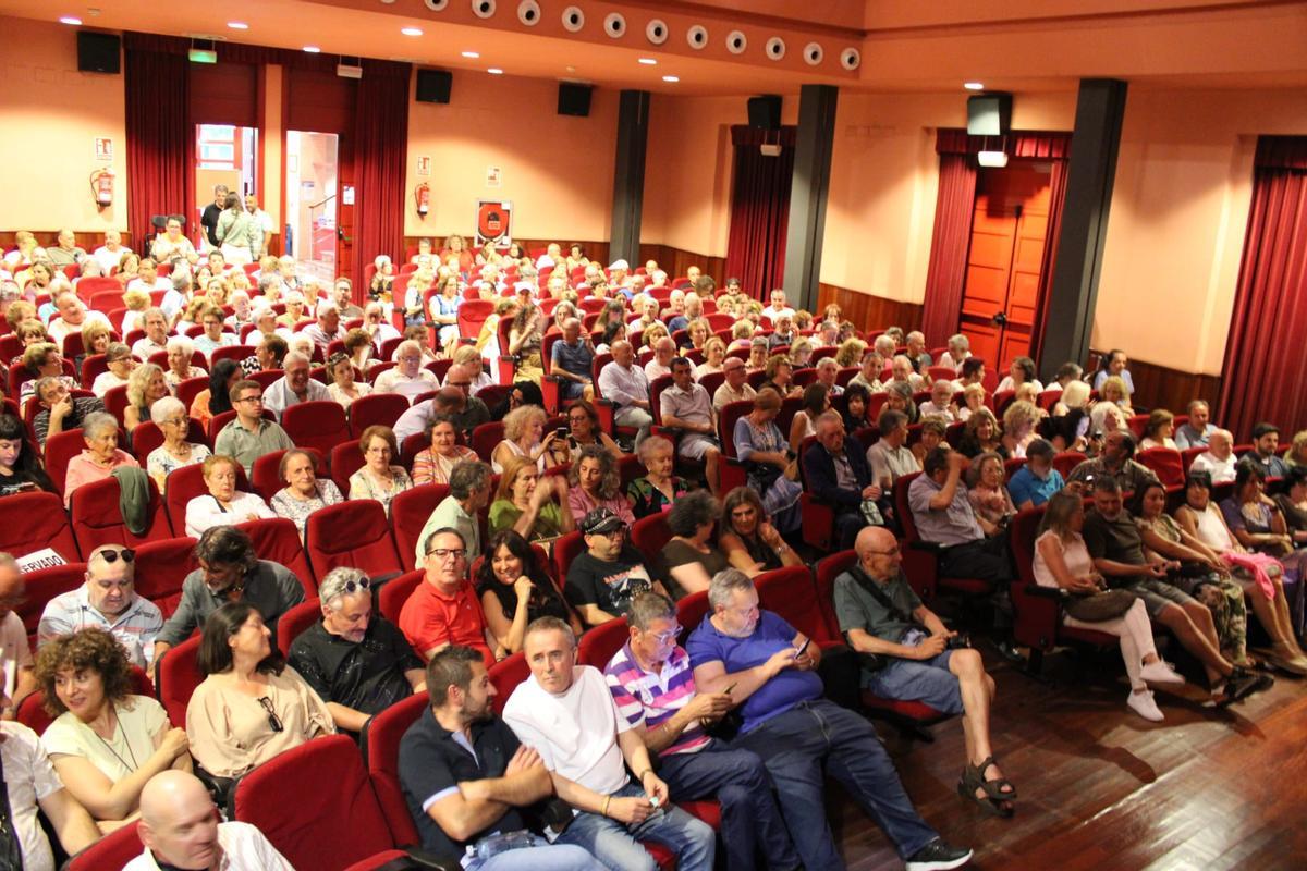 El teatro El Entrego, ya prácticamente lleno, minutos antes de que comience el recital.