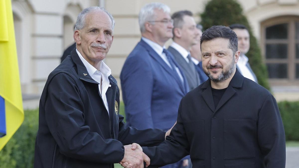 El presidente de Ucrania, Volodymyr Zelensky, da la bienvenida a Kiev a su homólogo de Honduras, Nasry Asfura.