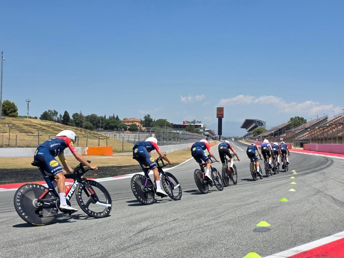 El equipo de Ayuso en el Circuit de Catalunya.