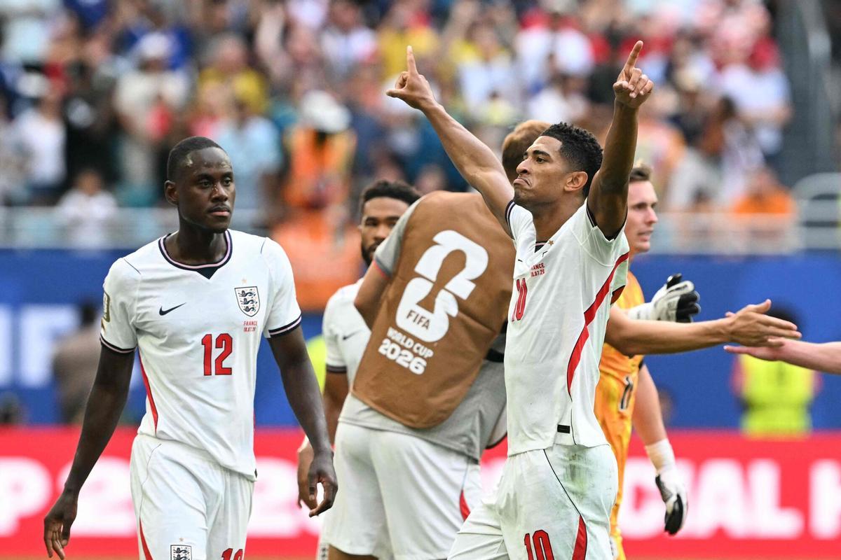 El mediocampista de Inglaterra #10 Jude Bellingham celebra después de ganar el partido por el tercer lugar del torneo de fútbol de la Copa Mundial de Fútbol de 2026 entre Francia e Inglaterra en el estadio de Miami en Miami el 18 de julio de 2026. (Foto de ROBERTO SCHMIDT / AFP)