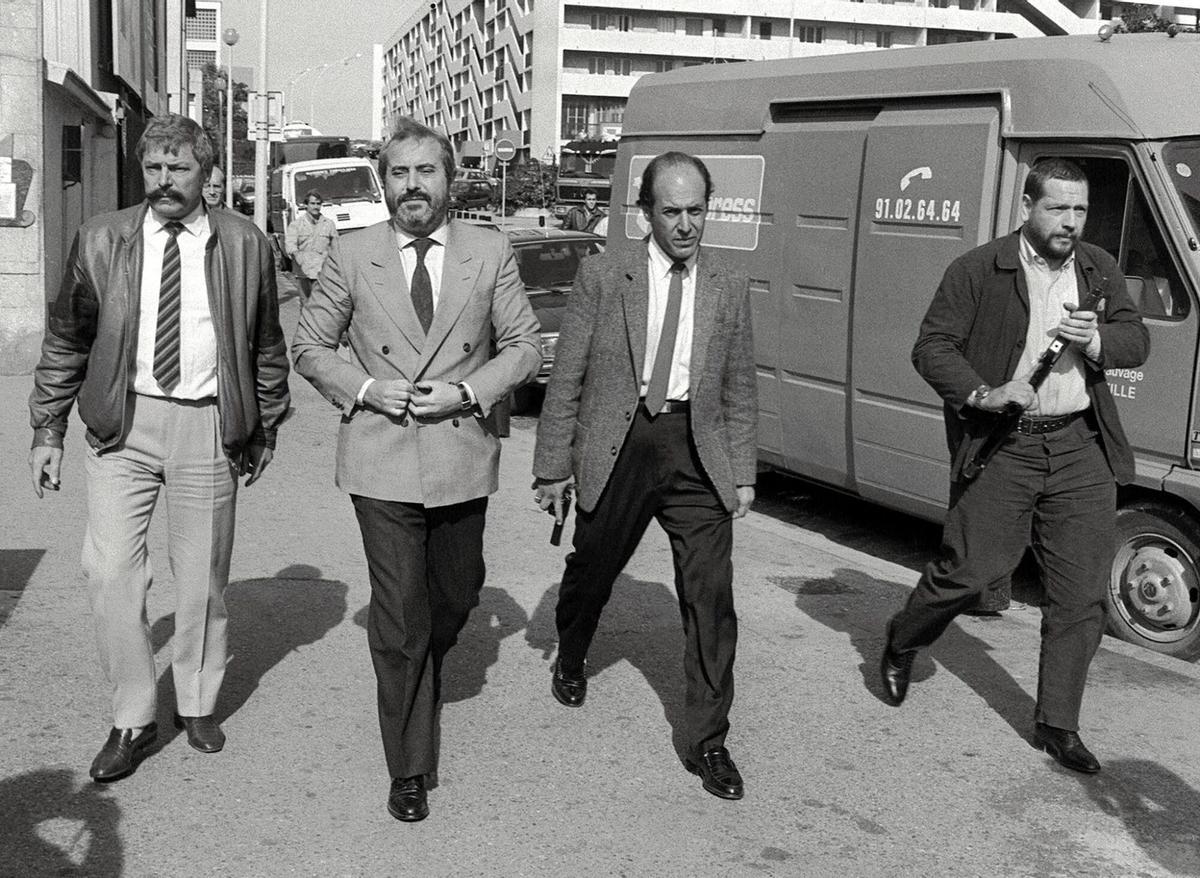 (ARCHIVOS) Una fotografía de archivo tomada el 21 de octubre de 1986 muestra al juez Giovanni Falcone (2do-izq.), rodeado de guardaespaldas armados, llegando a Marsella para reunirse con sus homólogos franceses a cargo de investigar la mafia. "Conexión de pizza" complot criminal. Miles de personas de toda Italia se concentraron en Sicilia el 23 de mayo de 2012 para manifestaciones que conmemoraron el vigésimo aniversario del asesinato del destacado juez antimafia. Su asesinato en un atentado con bomba perpetrado por la mafia siciliana conmocionó a la nación y, aunque el control de la Cosa Nostra se ha debilitado en las dos décadas posteriores, todavía está lejos de ser una fuerza agotada. FOTO AFP/GERARD FOUET