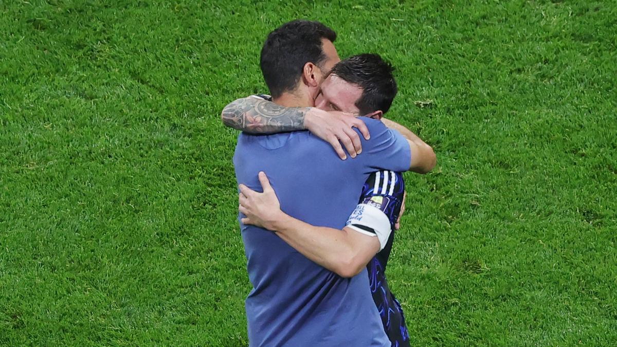 Scaloni se une a Messi en un emotivo abrazo