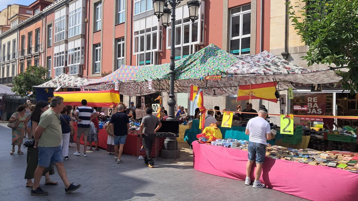 Algunas de las plateas decoradas con la bandera.