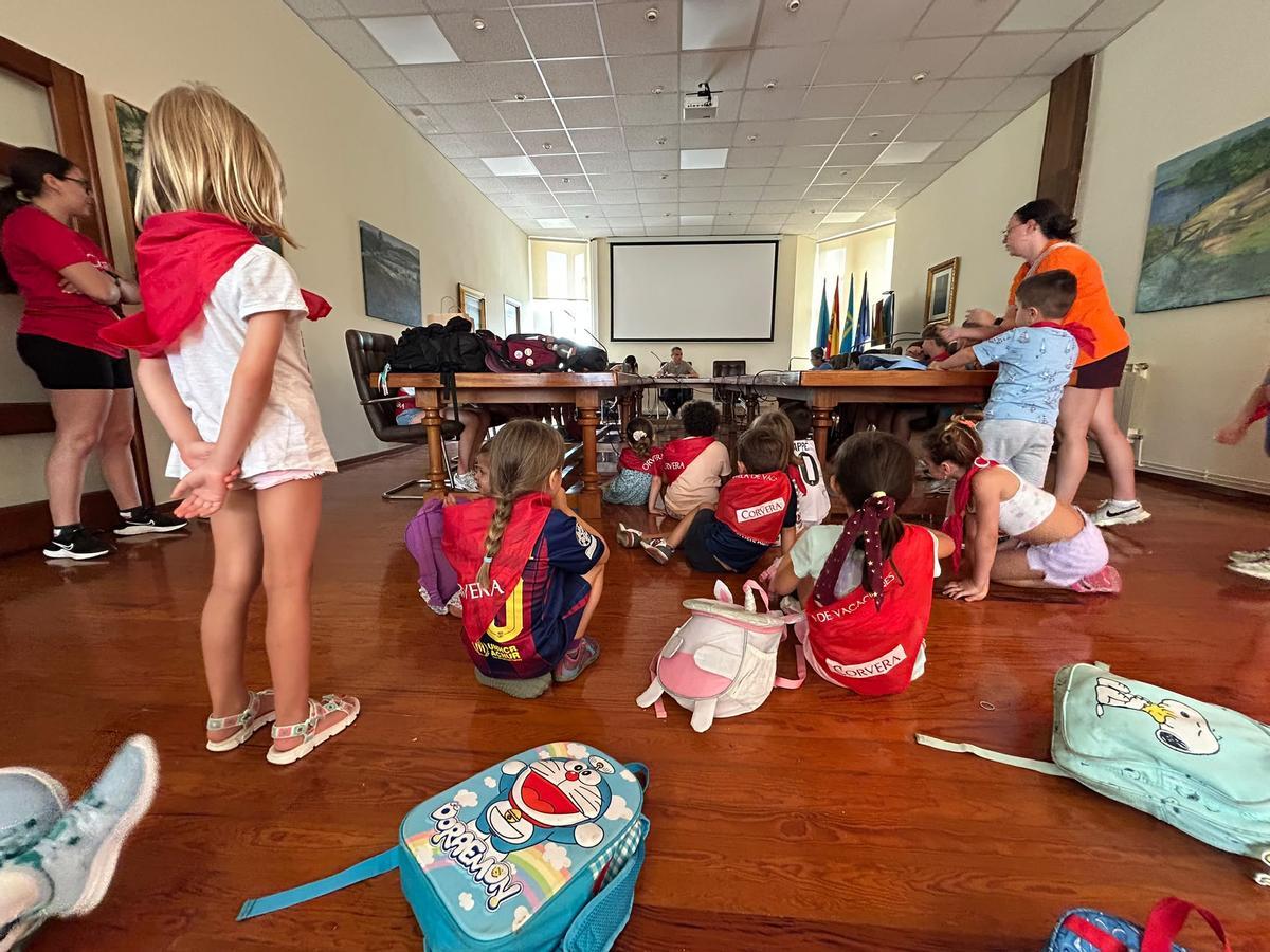 EN FOTOS: Los jóvenes participantes de la Escuela de Vacaciones de Corvera visitan el Ayuntamiento EN FOTOS: Los jóvenes participantes de la Escuela de Vacaciones de Corvera visitan el Ayuntamiento
