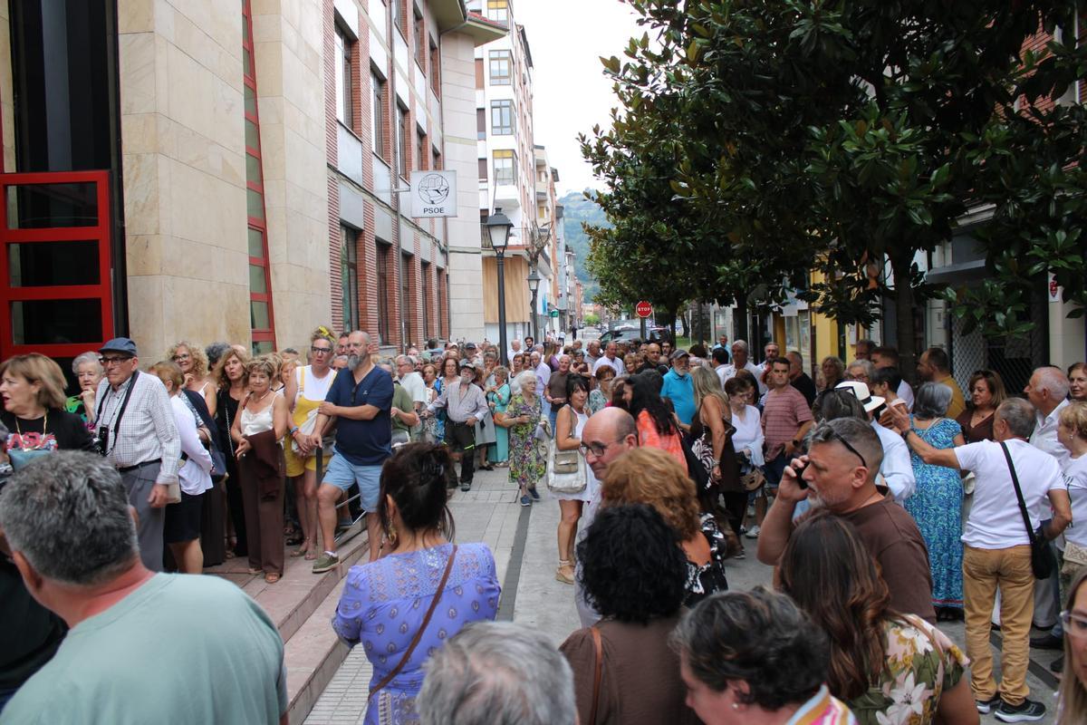 Colas para entrar al concierto "nuberu".