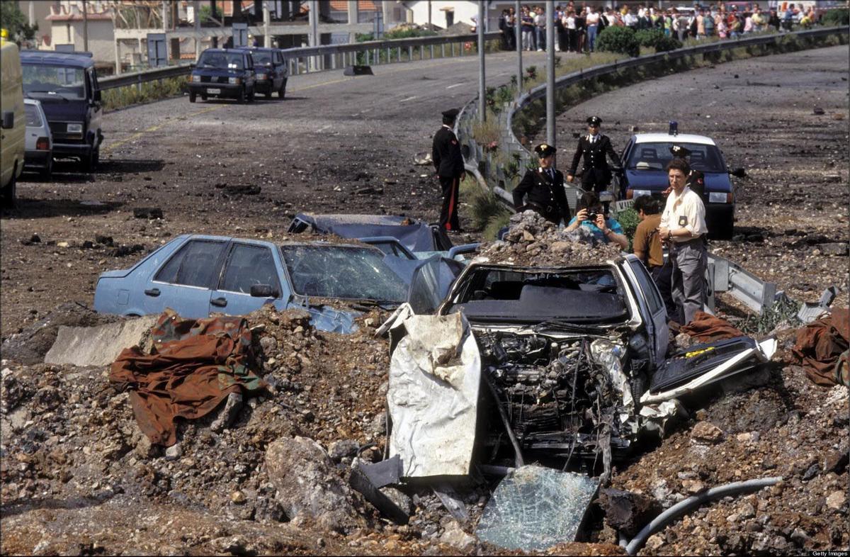 ........FOTO SIN DERECHOS. GETTY IMAGES..... En el escenario de la gran explosión de una bomba que mató al juez italiano Giovanni Falcone en Palermo, el 24 de mayo de 1992, el ataque fue organizado como venganza por los miembros de la mafia condenados. En la explosión también murieron su esposa Francesca Morvillo y los guardaespaldas Rocco Dicillo, Antonio Montinaro y Vito Schifani. (Foto de Pool SCORCELLETTI/SESTINI/Gamma-Rapho vía Getty Images). PUBLICADO EN MASPERIODICO 11/08/2015 P 5(FRANCIA FUERA)