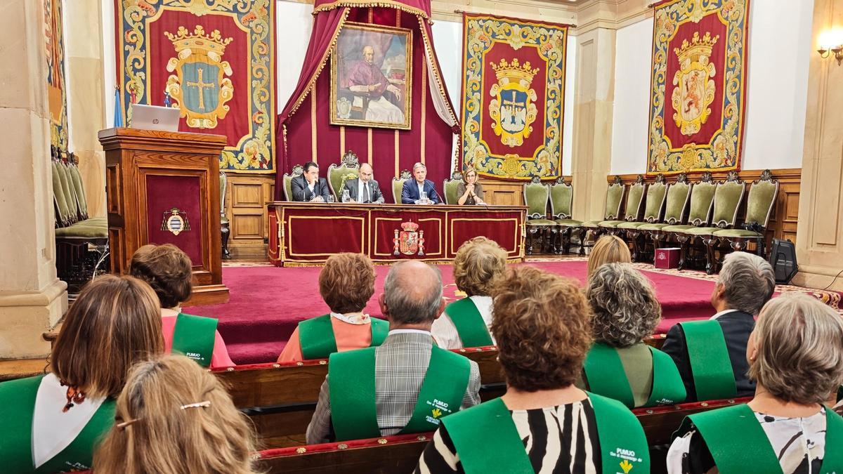 Los estudiantes, al lado de la mesa. De izquierda a derecha, Fernando Martínez, presidente de Caja Rural de Asturias; Ignacio Villaverde, rector de la Universidad de Oviedo; Enrique Rodríguez Nuño, director general de Promoción de la Autonomía Personal y Mayores; y Marta Mateo, vicerrectora de Extensión Universitaria y Proyección Cultural.