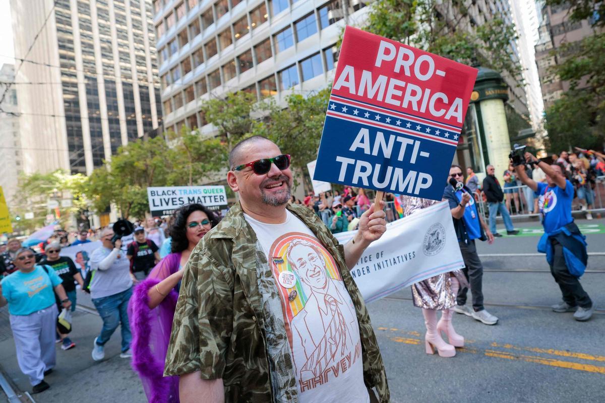 En el desfile del Orgullo Gay de San Francisco, un participante sostiene un cartel contra Donald Trump. Casi un millón de personas asistieron al evento el 28 de junio de 2026.