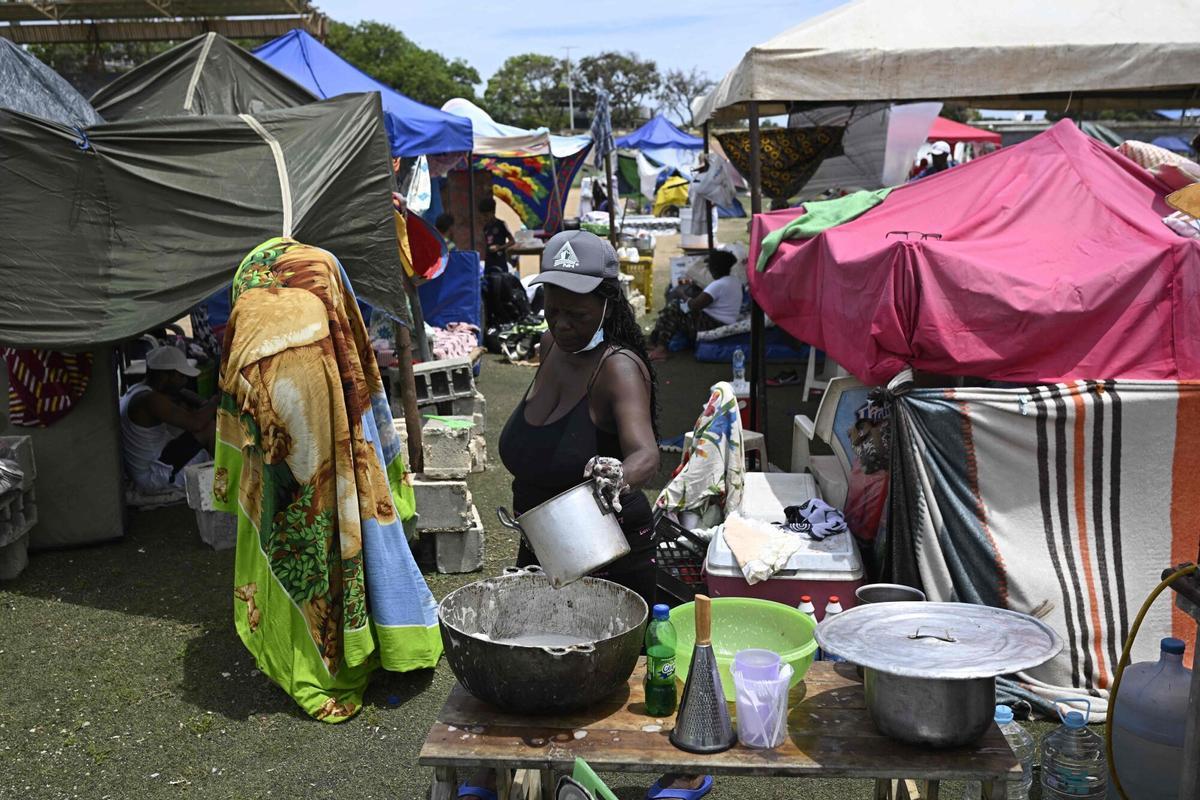 Campamento improvisado para víctimas del sismo, este miércoles en La Guaira.