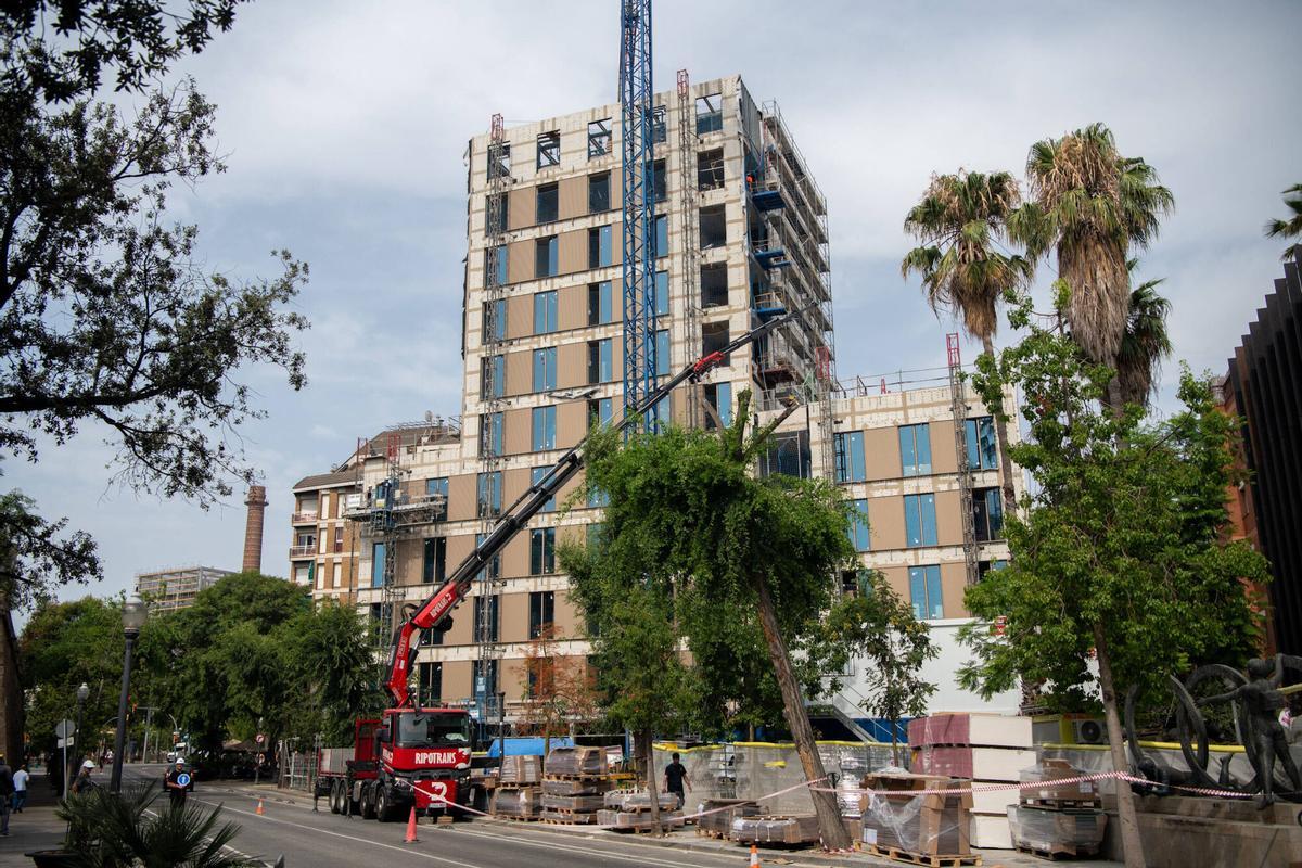 Obras de construcción de una nueva residencia universitaria en la calle Peracamps, 8. Barcelona, 16 de julio de 2026. Documento: Belén González / EP