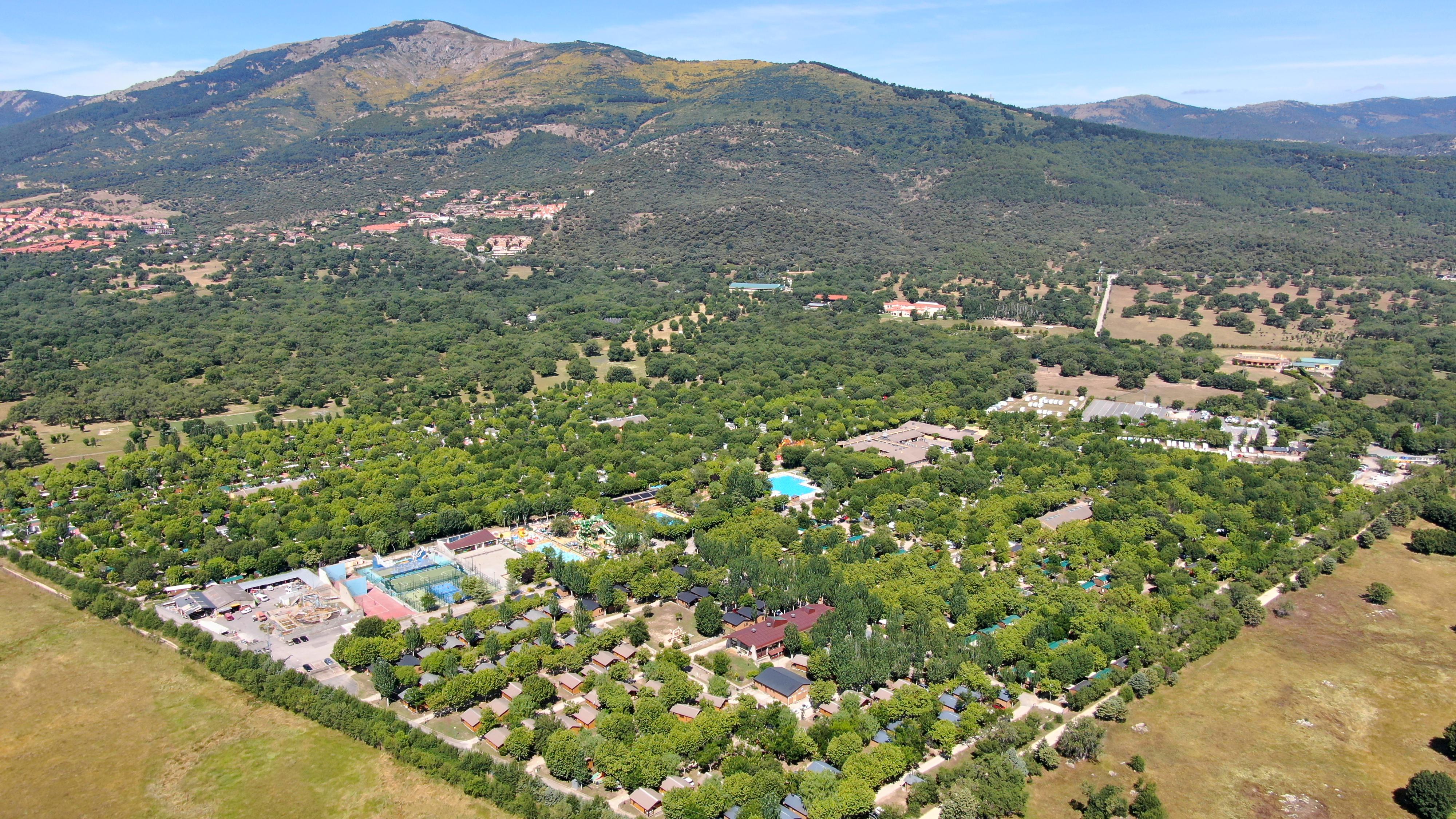 Vista panorámica del camping con la sierra de Madrid al fondo.