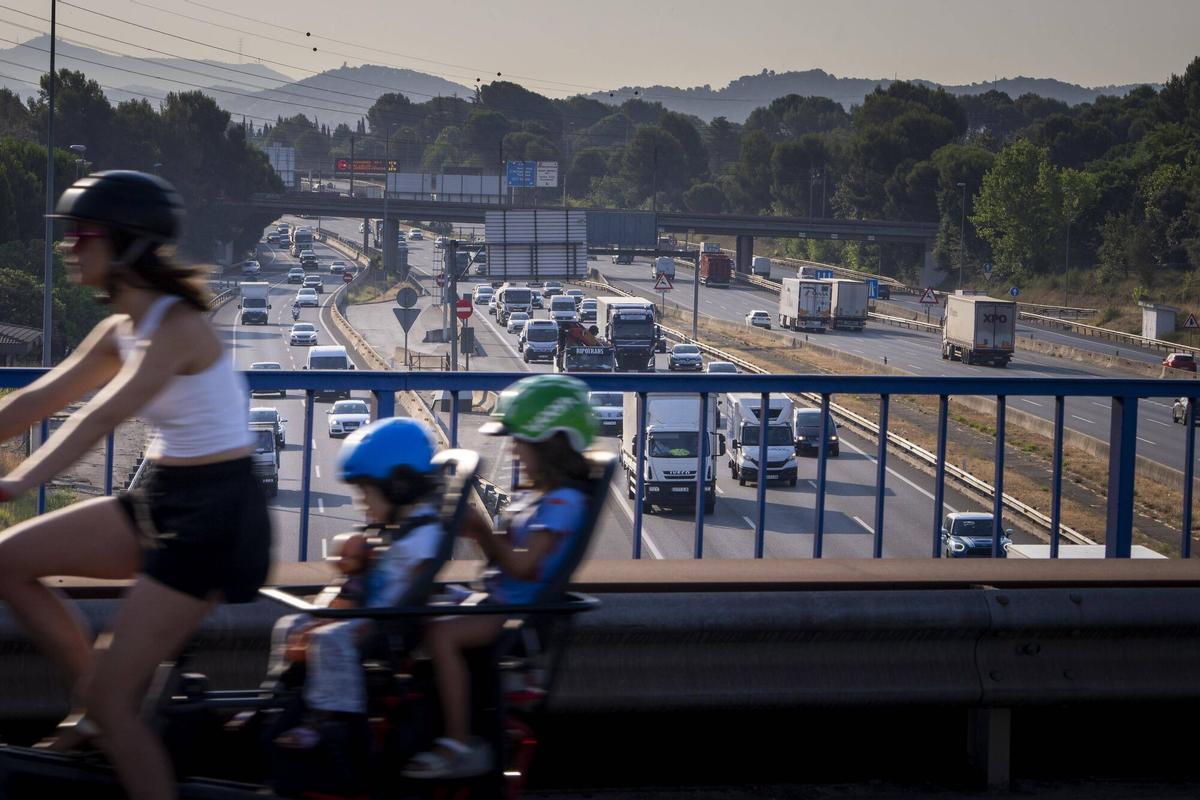 Un tramo de la autopista AP-7 cerca de Sant Cugat del Vallès.