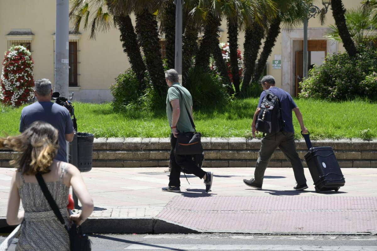 Agentes de la UCO abandonan la Diputación Provincial de Badajoz tras la búsqueda en el marco del proceso que se sigue contra el hermano de Pedro Sánchez, conocido como David Azagra. Foto: Andrés Rodríguez / Europa Press