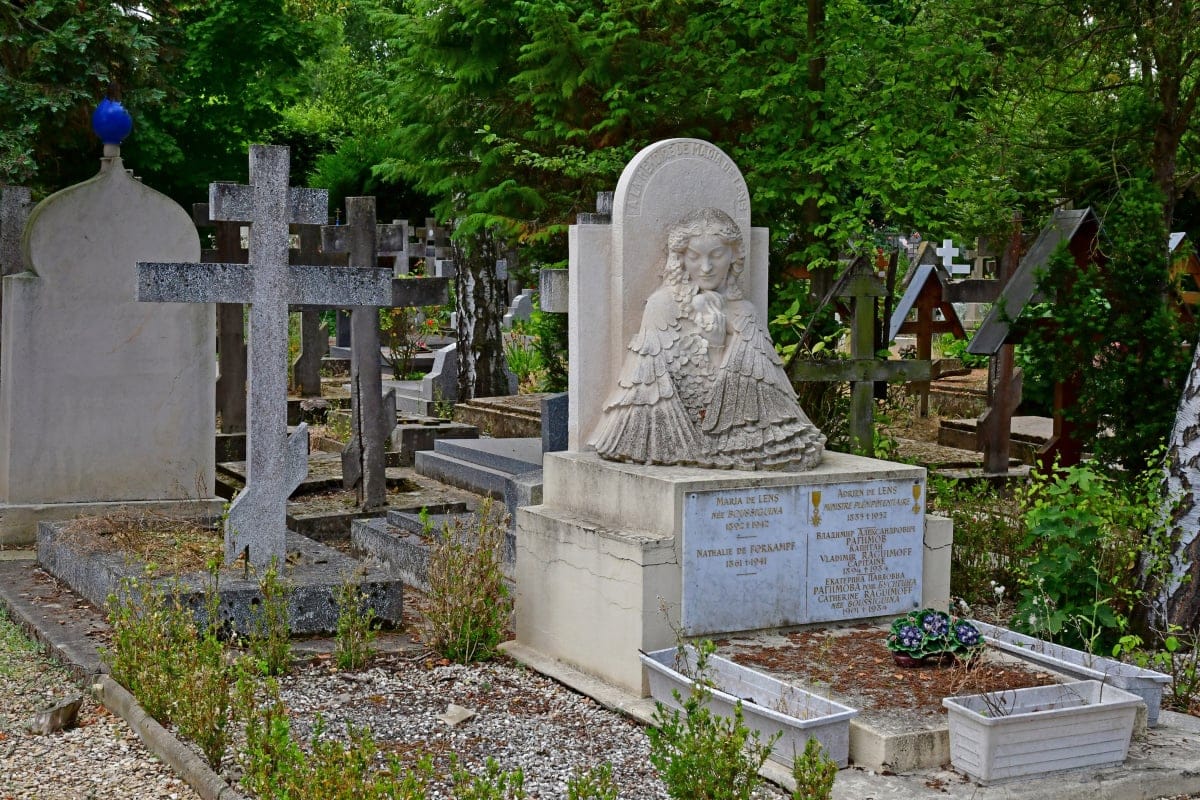 Cementerio Sainte Geneviève des Bois - Fuente: Depositphotos