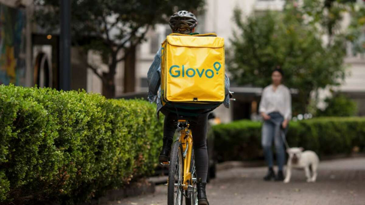 Un repartidor de Glovo en bicicleta