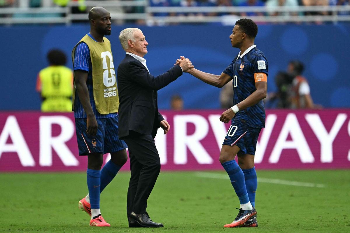 El entrenador francés Didier Deschamps y el delantero número 10 de Francia Kylian Mbappé se dan la mano después de perder el partido por el tercer puesto del torneo de fútbol de la Copa Mundial de Fútbol de 2026 entre Francia e Inglaterra en el estadio de Miami en Miami el 18 de julio de 2026. (Foto de ROBERTO SCHMIDT / AFP)