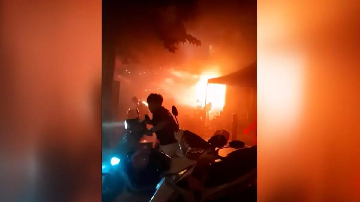 Este es el momento exacto en el que varias personas escapan in extremis del mortal incendio en un bar de Bangkok